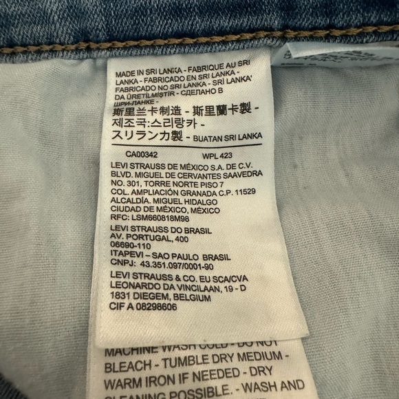 Levi’s Shorts Women’s 31 Med/Lgt Wash Classic Bermuda Mid Rise Original Stretch - Picture 7 of 9